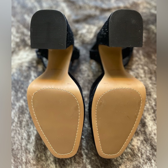 VINCE CAMUTO
Women's Martich Ankle Strap Platform High Heel Pumps Size 11 - Picture 3 of 5